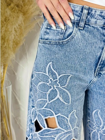 Exkluzívne dámske svetlomodré rifle s kvetinovými výrezmi a vysokým pásom