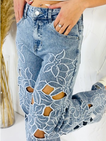 Exkluzívne dámske svetlomodré rifle s kvetinovými výrezmi a vysokým pásom