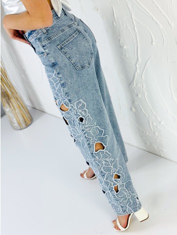 Exkluzívne dámske svetlomodré rifle s kvetinovými výrezmi a vysokým pásom