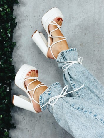 Extravagantné dámske biele sandále so šnurovačkou na vysokom opätku a platforme
