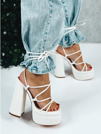Extravagantné dámske biele sandále so šnurovačkou na vysokom opätku a platforme