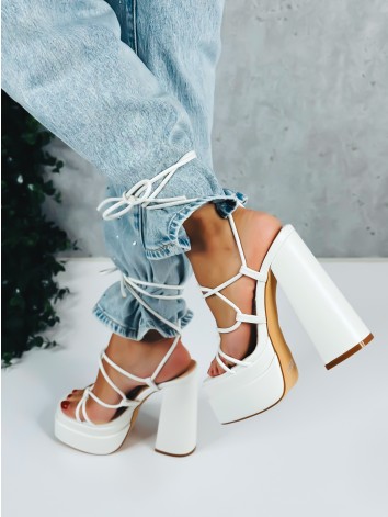 Extravagantné dámske biele sandále so šnurovačkou na vysokom opätku a platforme