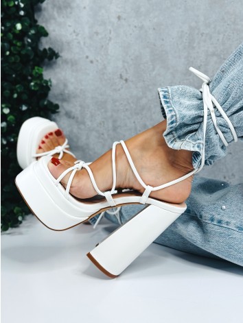 Extravagantné dámske biele sandále so šnurovačkou na vysokom opätku a platforme