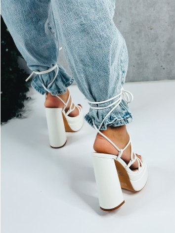 Extravagantné dámske biele sandále so šnurovačkou na vysokom opätku a platforme