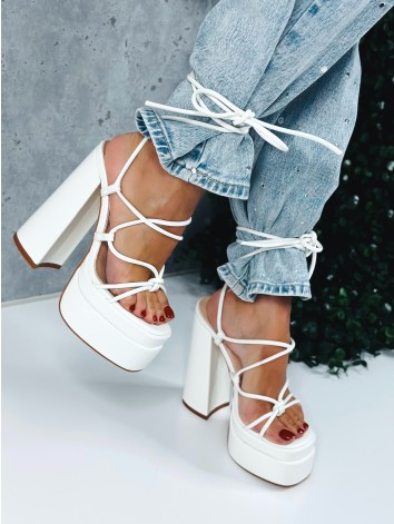 Extravagantné dámske biele sandále so šnurovačkou na vysokom opätku a platforme
