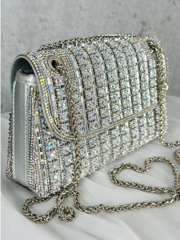 Luxusná strieborná spoločenská kabelka s ozodbnými kamienkami