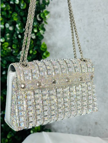 Luxusná strieborná spoločenská kabelka s ozodbnými kamienkami