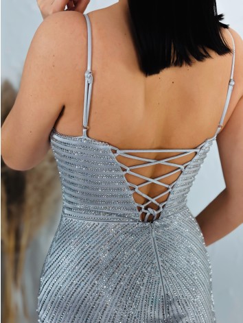 Luxusné dámske strieborné dlhé spoločenské šaty s ozdobnými kamienkami