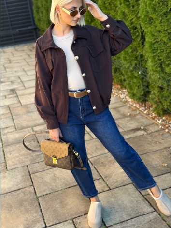 Dámska menčestrová bunda v hnedej farbe s prednými vreckami, vyrobená z jemného rebrovaného materiálu. Vhodná na prechodné obdobie.