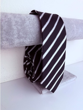 Pánska čierna saténová úzka kravata s bielymi pásikmi a striebornou niťou