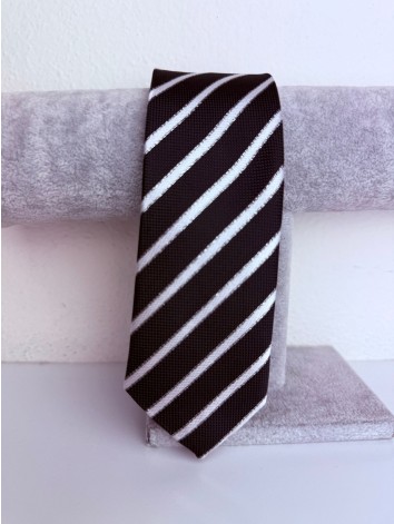 Pánska čierna saténová úzka kravata s bielymi pásikmi a striebornou niťou