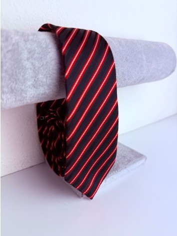 Pánska čierna saténová úzka kravata s červenými pásikmi
