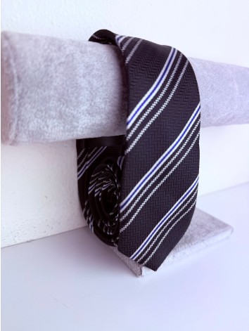 Pánska čierna saténová úzka kravata s jemnými modrými a bielymi pásikmi