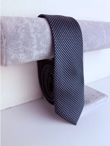 Pánska sivo-modrá saténová úzka kravata s jemným vzorom malých kociek