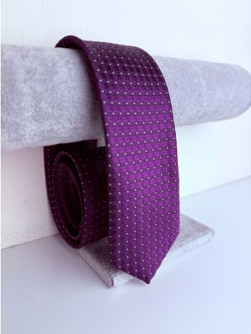 Pánska tmavá fialová saténová úzka kravata s kockami a bodkami