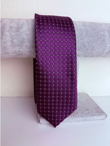 Pánska tmavá fialová saténová úzka kravata s kockami a bodkami