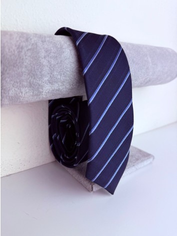 Pánska tmavá modrá saténová úzka kravata so svetlejšími pásikmi