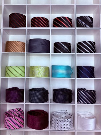 Pánska tmavá modrá saténová úzka kravata so svetlejšími pásikmi