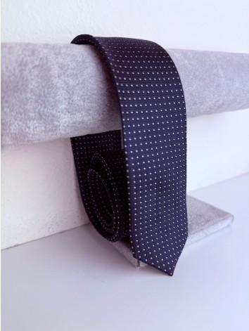 Pánska tmavá modrá saténová úzka kravata so vzorom kociek a bodiek