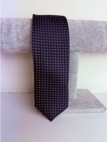 Pánska tmavá modrá saténová úzka kravata so vzorom kociek a bodiek