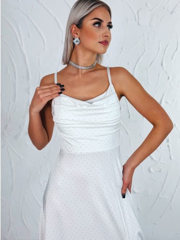 Priliehavé šaty na svadbu alebo na ples s kamienkami a rázporkom - biele