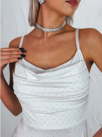 Priliehavé šaty na svadbu alebo na ples s kamienkami a rázporkom - biele