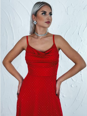 Priliehavé šaty na svadbu alebo na ples s kamienkami a rázporkom - červené