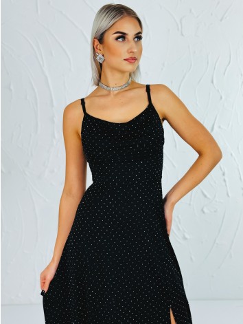Priliehavé šaty na svadbu alebo na ples s kamienkami a rázporkom - čierne