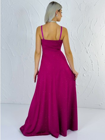 Priliehavé šaty na svadbu alebo na ples s kamienkami a rázporkom - cyklamenové