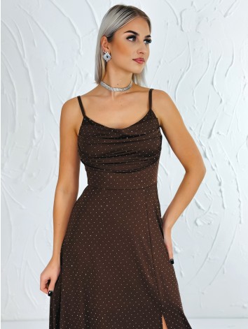 Priliehavé šaty na svadbu alebo na ples s kamienkami a rázporkom - hnedé