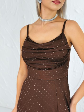 Priliehavé šaty na svadbu alebo na ples s kamienkami a rázporkom - hnedé