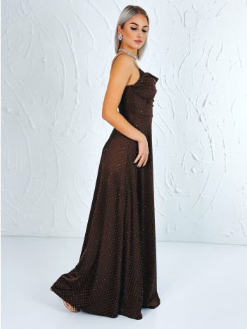 Priliehavé šaty na svadbu alebo na ples s kamienkami a rázporkom - hnedé