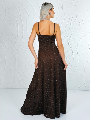Priliehavé šaty na svadbu alebo na ples s kamienkami a rázporkom - hnedé