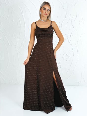 Priliehavé šaty na svadbu alebo na ples s kamienkami a rázporkom - hnedé