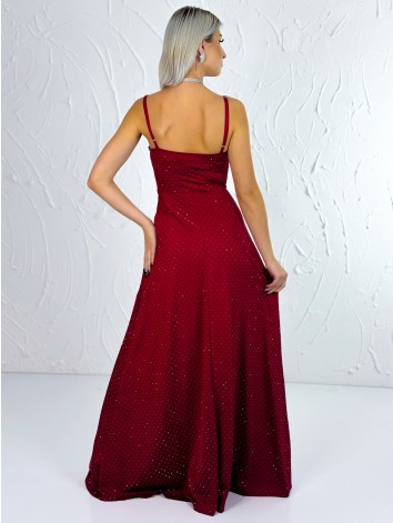 Priliehavé šaty na svadbu alebo na ples s kamienkami a rozparkom - bordové