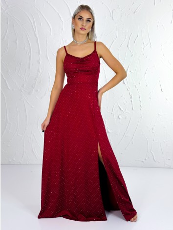 Priliehavé šaty na svadbu alebo na ples s kamienkami a rozparkom - bordové
