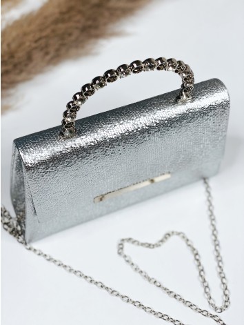 Strieborná spoločenská kabelka s ozdobnými kamienkami a remienkom