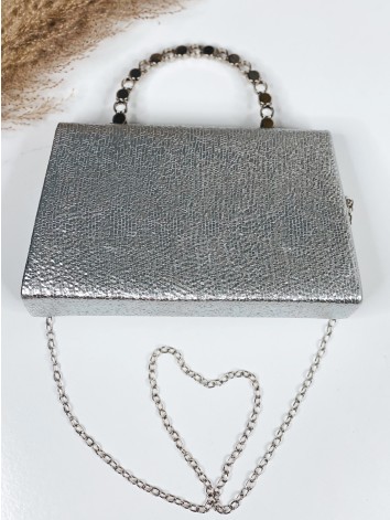 Strieborná spoločenská kabelka s ozdobnými kamienkami a remienkom