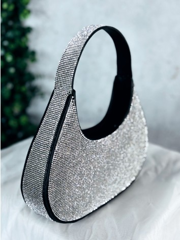 Trblietavá dámska spoločenská kabelka s výrazným leskom - čierna