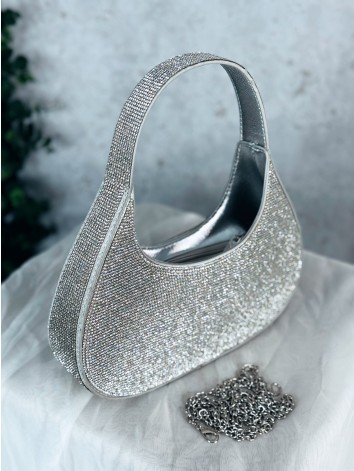 Trblietavá dámska spoločenská kabelka s výrazným leskom - strieborná