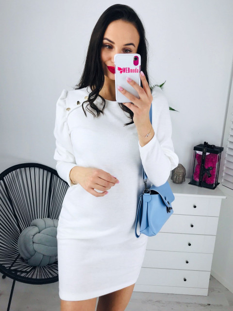 Biele svetríkové šaty s ozdobnými gombíkmi