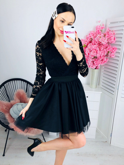 Elegantné čierne čipkované spoločenské šaty