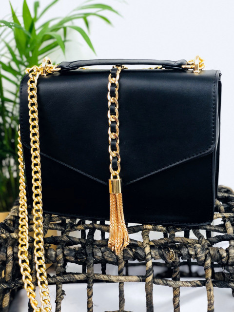Dámska štýlová čierna kabelka so zlatou retiazkou