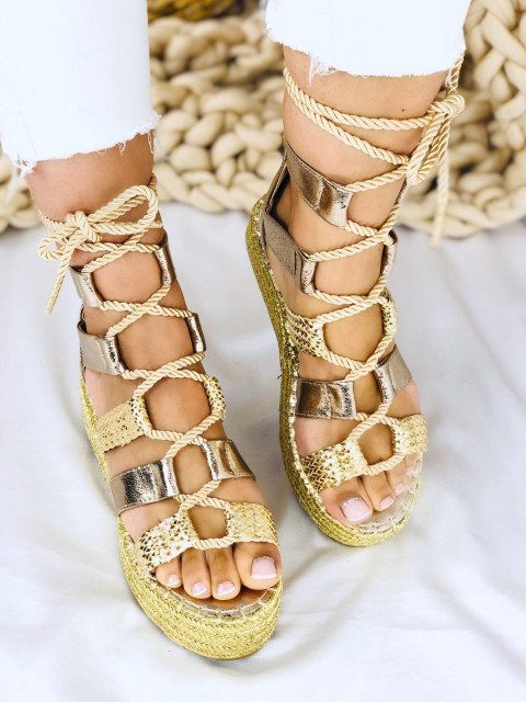 Dámske zlaté sandálky na platforme so šnurovaním
