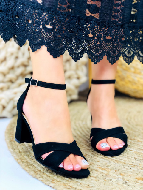Dámske čierne sandálky s opätkom