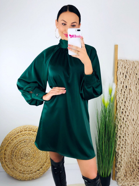 Krátke zelené saténové šaty