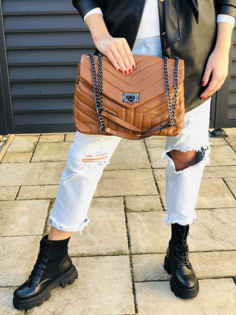 Hnedá kabelka so striebornou retiazkou