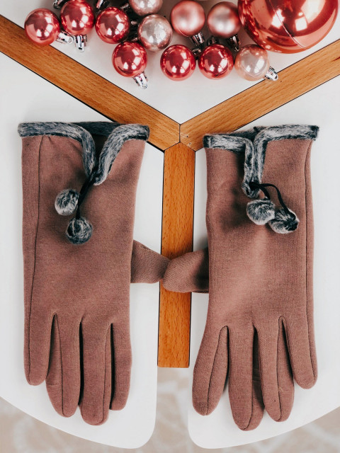 Dámske hnedé rukavice s brmbolcami