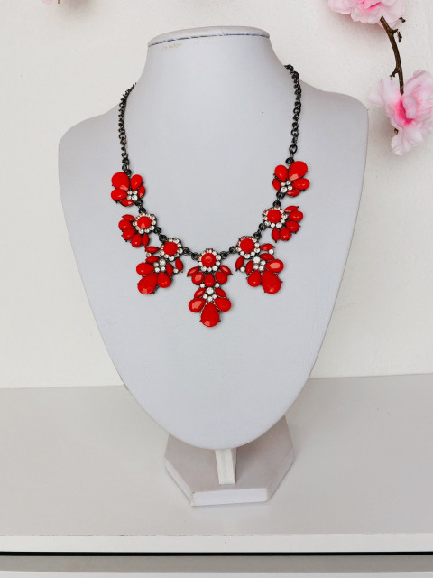 Dámsky červený náhrdelník s kamienkami