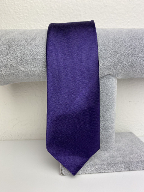 Pánska tmavá fialová saténová úzka kravata